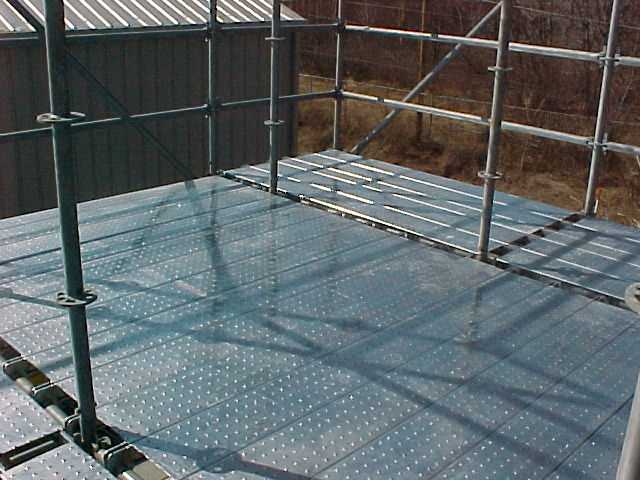 Scaffolding planks aeembled in the scaffolding system